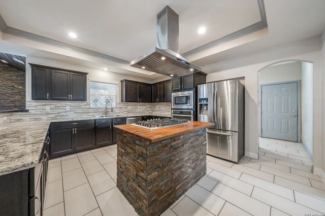 25375 Whispering Winds Dr, San Antonio, TX 78264