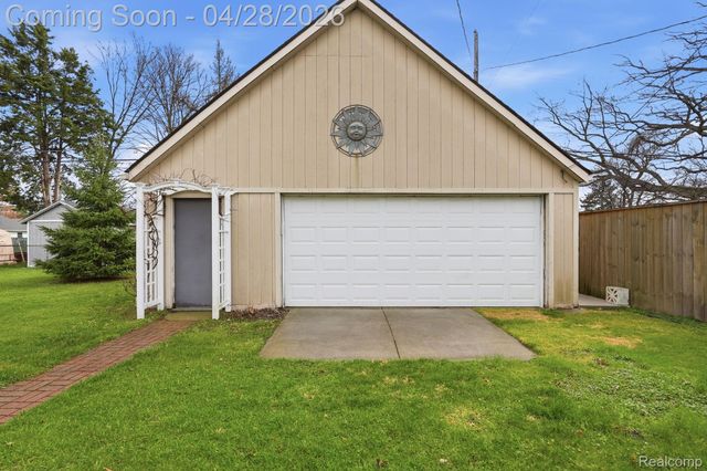 23426 Lynnhurst Street, Macomb Township, MI 48042
