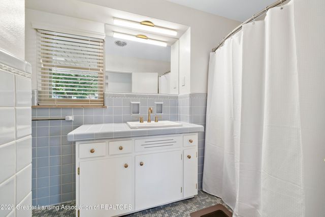 1533 Cambridge Road, Lansing, MI 48911