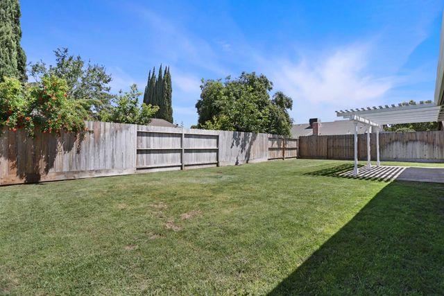 825 Buckingham Dr, Manteca, CA 95336