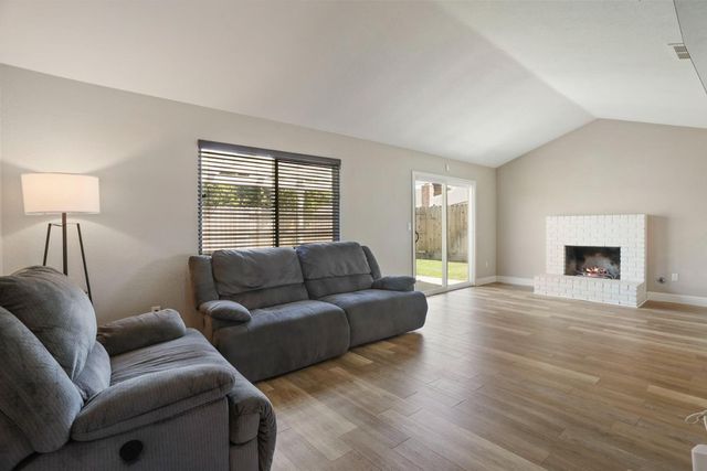 825 Buckingham Dr, Manteca, CA 95336