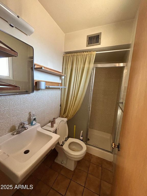 Image 15 of property listing at 8243 W PICCADILLY Road, Phoenix, AZ 85033