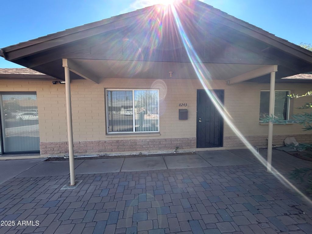 Image 2 of property listing at 8243 W PICCADILLY Road, Phoenix, AZ 85033