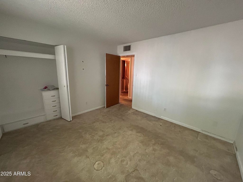 Image 4 of property listing at 8243 W PICCADILLY Road, Phoenix, AZ 85033