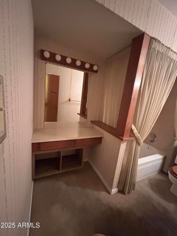 Image 5 of property listing at 8243 W PICCADILLY Road, Phoenix, AZ 85033