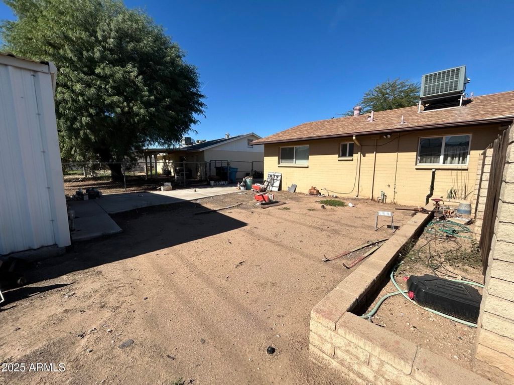 Image 6 of property listing at 8243 W PICCADILLY Road, Phoenix, AZ 85033
