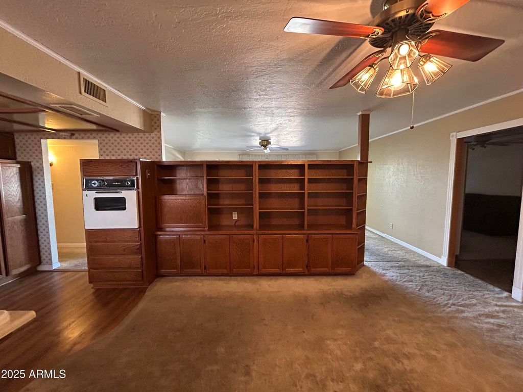 Image 9 of property listing at 8243 W PICCADILLY Road, Phoenix, AZ 85033