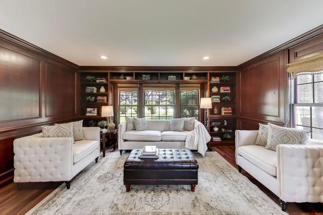 2074 Greenview Road, Northbrook, IL 60062