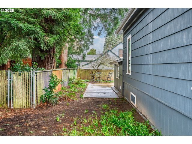 1139 Nw YAMHILL St, Mc Minnville, OR 97128