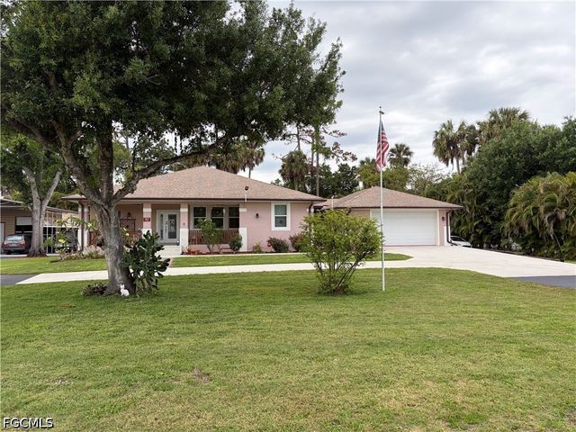 92 Evergreen RD, North Fort Myers, FL 33903