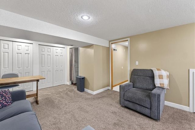 5209 NW Pennington Lane, Blue Springs, MO 64015