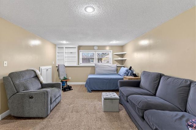 5209 NW Pennington Lane, Blue Springs, MO 64015