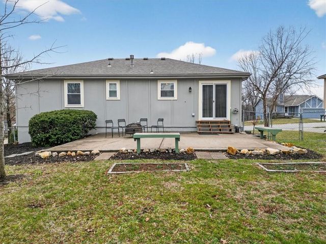 5209 NW Pennington Lane, Blue Springs, MO 64015