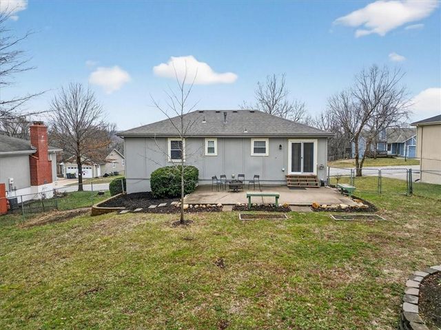 5209 NW Pennington Lane, Blue Springs, MO 64015