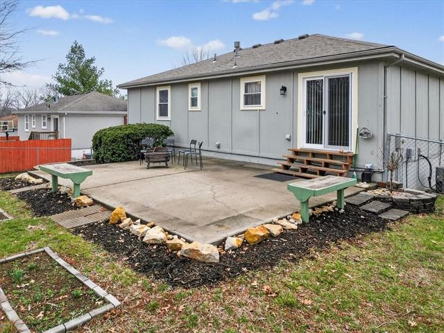 5209 NW Pennington Lane, Blue Springs, MO 64015