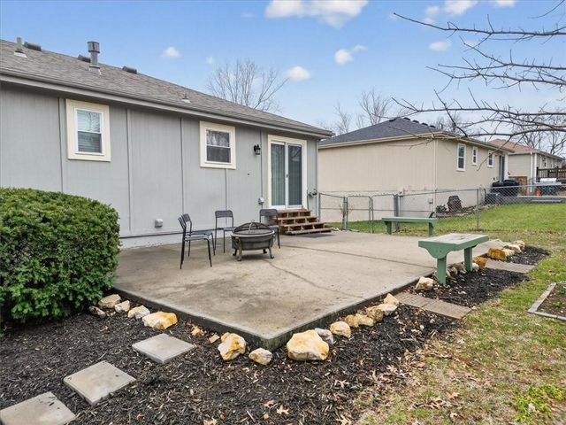 5209 NW Pennington Lane, Blue Springs, MO 64015