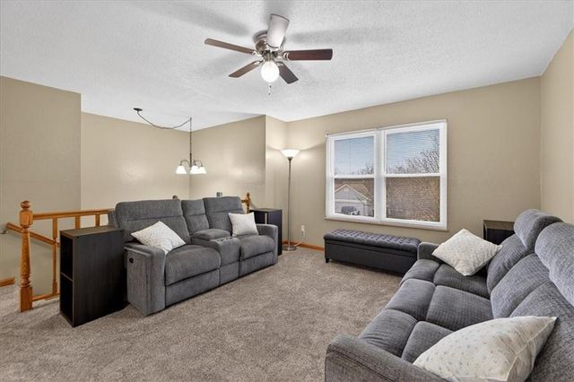 5209 NW Pennington Lane, Blue Springs, MO 64015