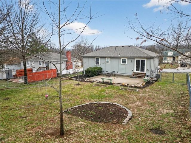 5209 NW Pennington Lane, Blue Springs, MO 64015