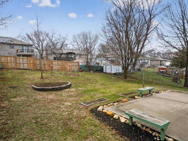 5209 NW Pennington Lane, Blue Springs, MO 64015