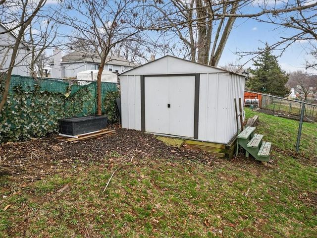 5209 NW Pennington Lane, Blue Springs, MO 64015