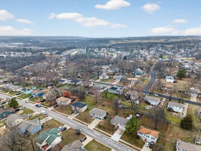 5209 NW Pennington Lane, Blue Springs, MO 64015