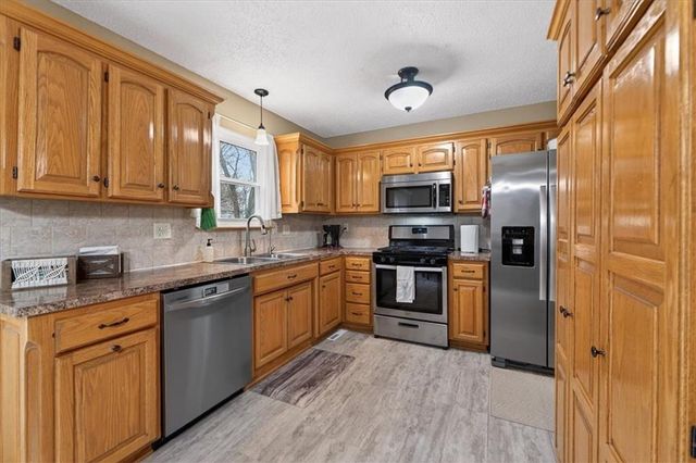 5209 NW Pennington Lane, Blue Springs, MO 64015