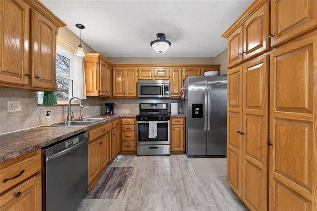 5209 NW Pennington Lane, Blue Springs, MO 64015