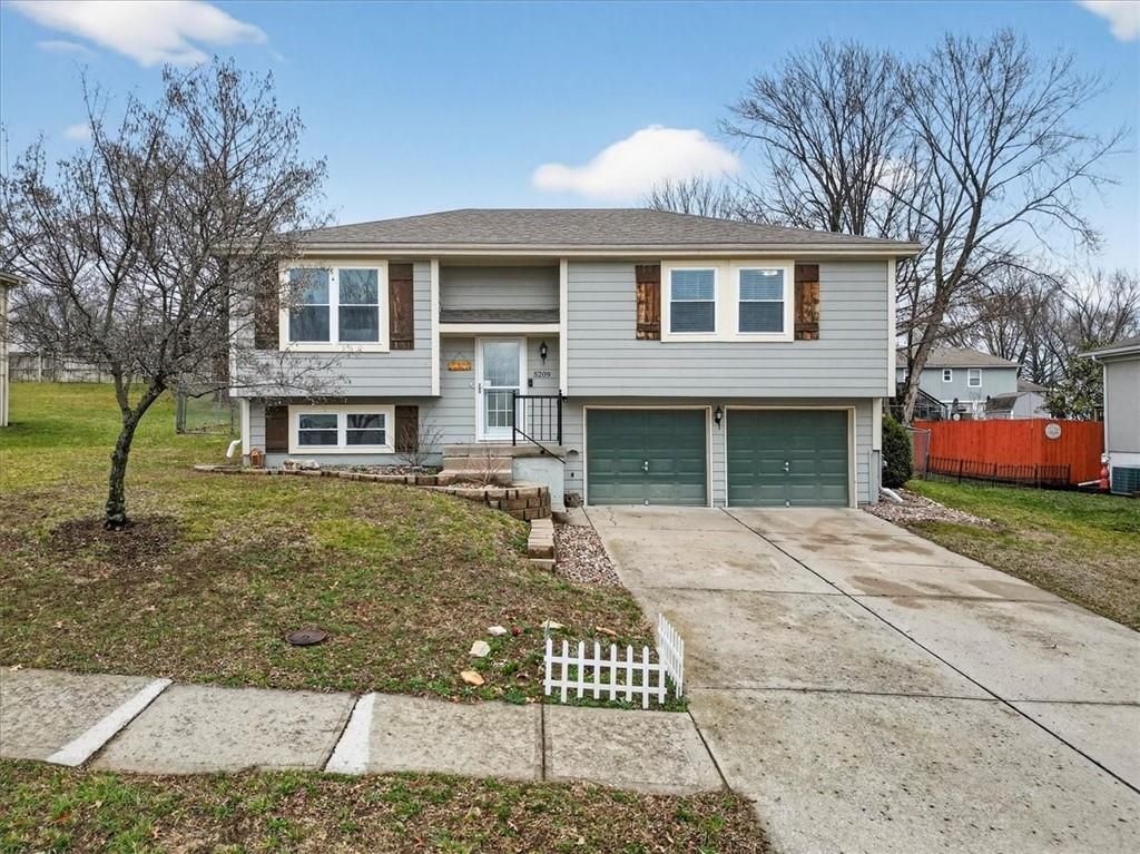 5209 NW Pennington Lane, Blue Springs, MO 64015