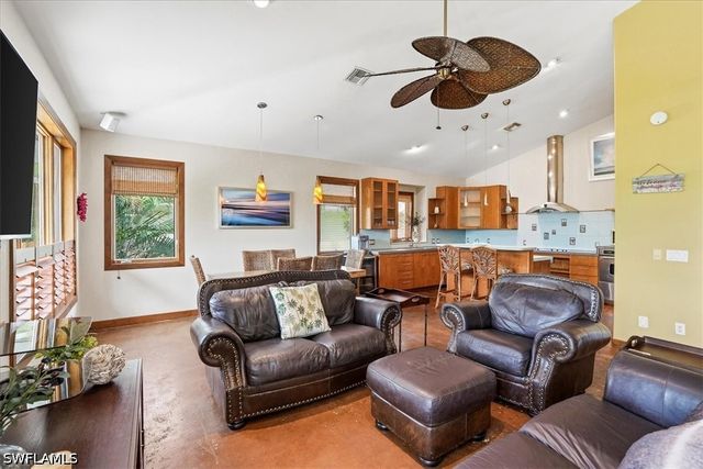1680 Avion PL, Naples, FL 34104