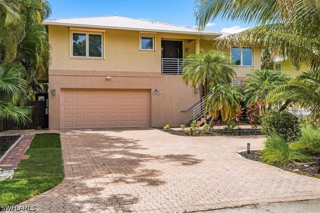 1680 Avion PL, Naples, FL 34104