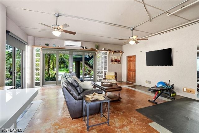 1680 Avion PL, Naples, FL 34104