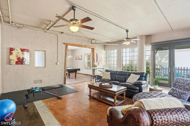 1680 Avion PL, Naples, FL 34104
