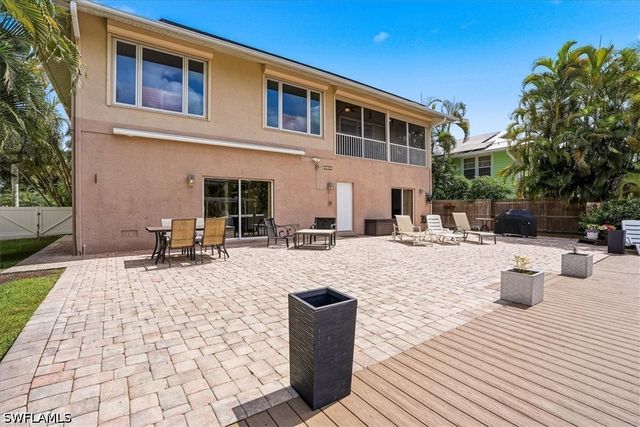 1680 Avion PL, Naples, FL 34104