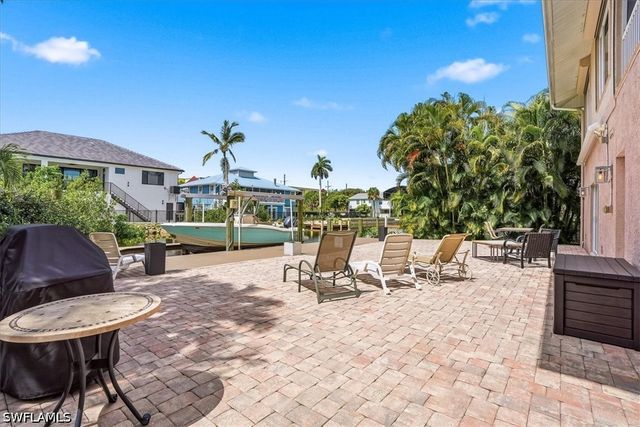 1680 Avion PL, Naples, FL 34104