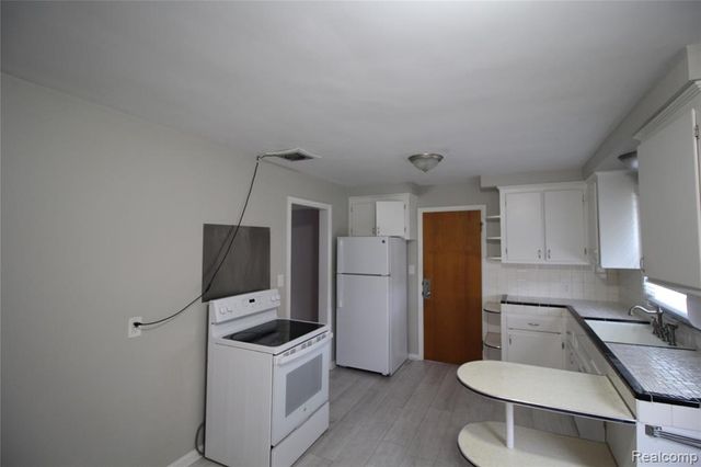 10427 S Morrow Circle, Dearborn, MI 48126