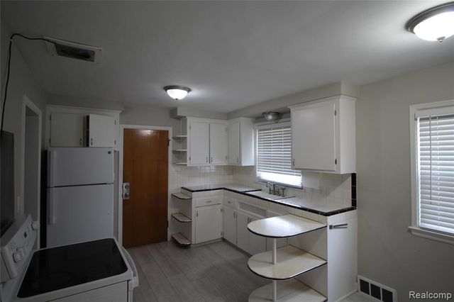 10427 S Morrow Circle, Dearborn, MI 48126