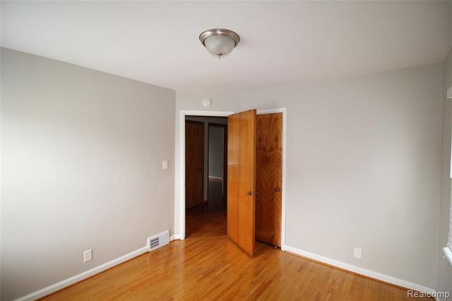 10427 S Morrow Circle, Dearborn, MI 48126
