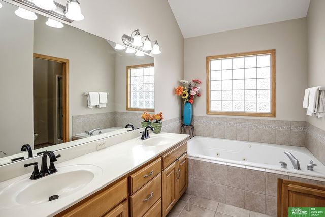 2004 Longview Street, Papillion, NE 68133