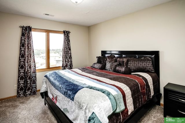 2004 Longview Street, Papillion, NE 68133