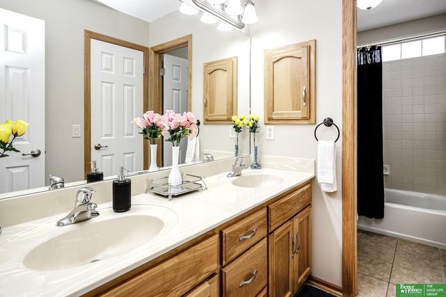 2004 Longview Street, Papillion, NE 68133