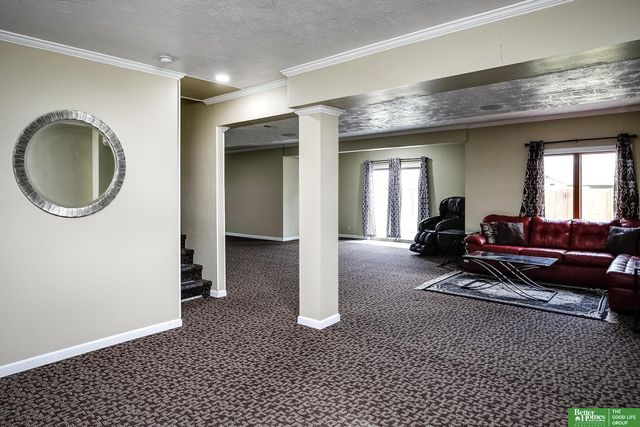 2004 Longview Street, Papillion, NE 68133