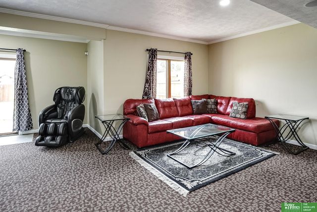 2004 Longview Street, Papillion, NE 68133