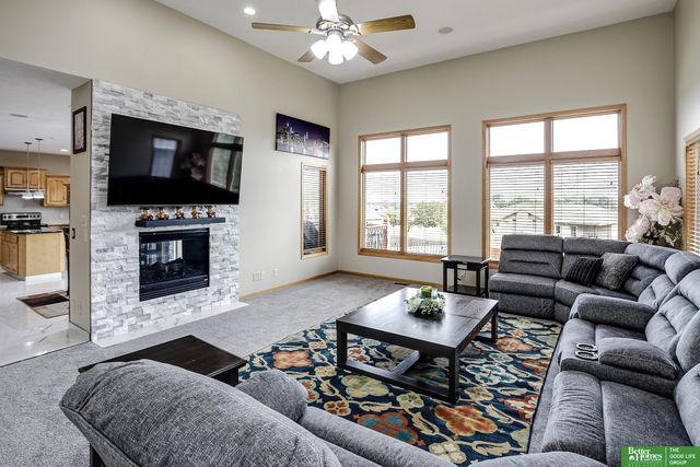 2004 Longview Street, Papillion, NE 68133