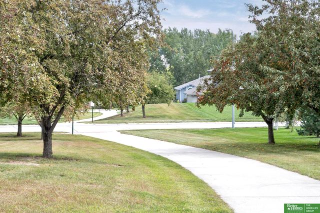 2004 Longview Street, Papillion, NE 68133