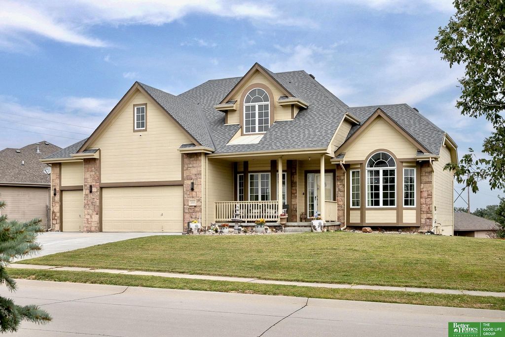 2004 Longview Street, Papillion, NE 68133