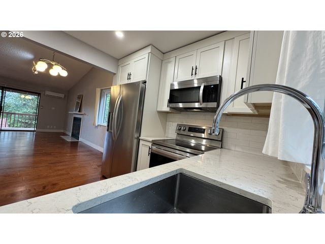 2800 TREETOP Ln, West Linn, OR 97068