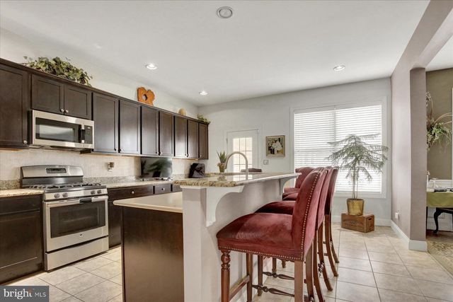 3 JAMESTOWN SQ, Mechanicsburg, PA 17050
