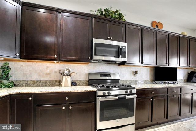 3 JAMESTOWN SQ, Mechanicsburg, PA 17050