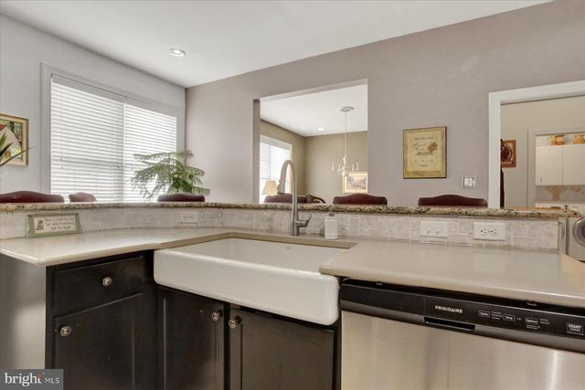 3 JAMESTOWN SQ, Mechanicsburg, PA 17050