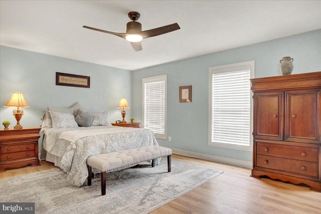 3 JAMESTOWN SQ, Mechanicsburg, PA 17050